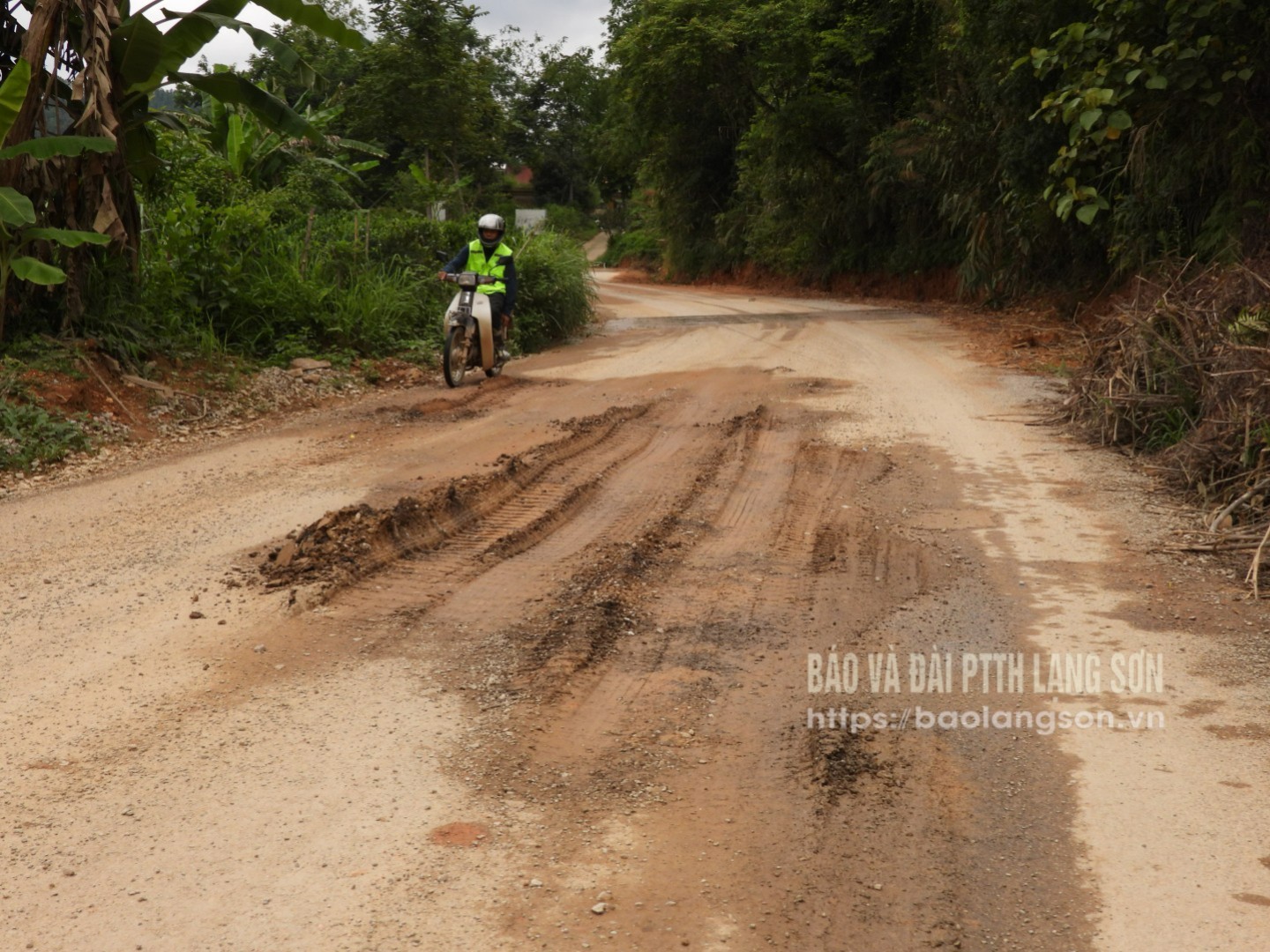 Một vị trí đã thi công hoàn thành nền mặt đường nhưng đã trồi lún mặt đường tại công trình sửa chữa hư hỏng nền,  mặt đường và hệ thống thoát nước đoạn Km 4 - Km 19 đường tỉnh 226 