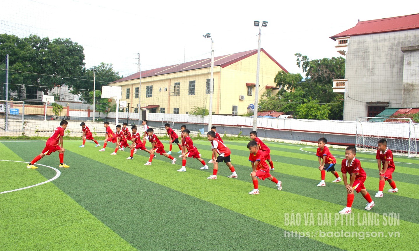 Các cầu thủ U11 Lạng Sơn khởi động trước buổi tập