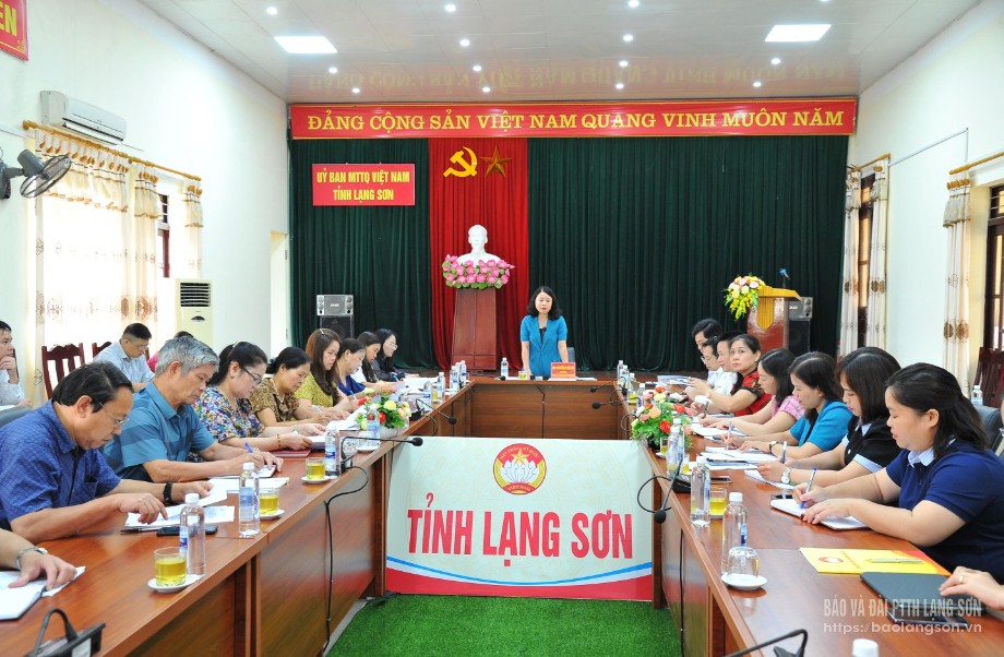 Đồng chí Phó Chủ tịch Ủy ban Mặt trận Tổ quốc tỉnh chủ trì hội nghị