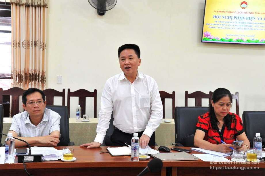Đồng chí Phó trưởng Ban Tuyên giáo và Dân vận Tỉnh ủy phát biểu tại hội nghị
