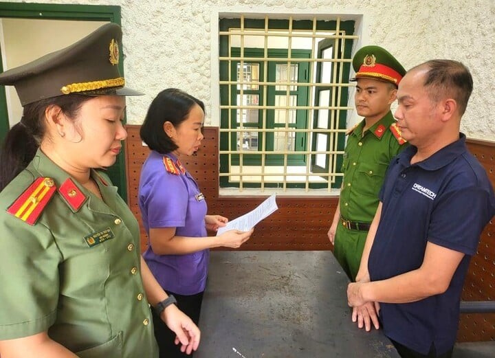 Cơ quan điều tra đọc quyết định khởi tố bị can đối với Nguyễn Đình Hiếu. (Ảnh Công an Hà Tĩnh)