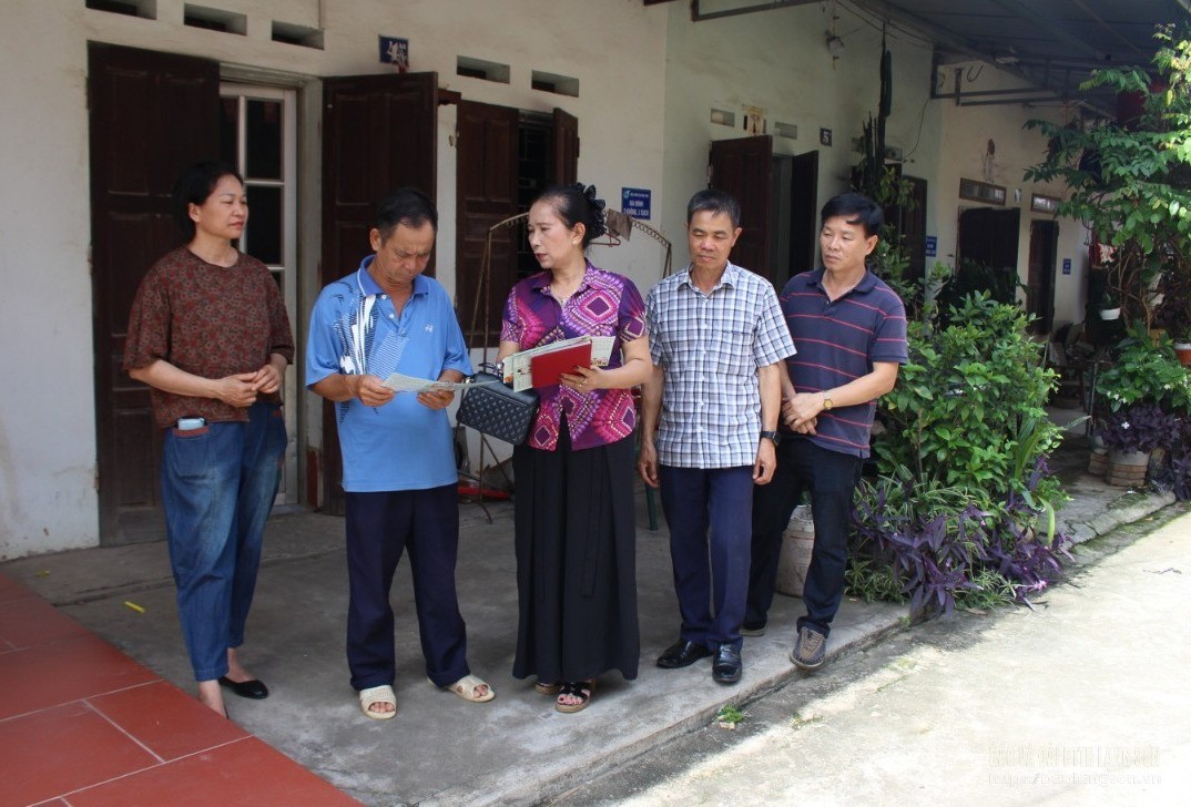 Bí thư Chi bộ, Trưởng thôn Tân Lập (ở giữa), phường Đông Kinh tuyên truyền đến người dân về ý nghĩa mô hình chính quyền địa phương 2 cấp