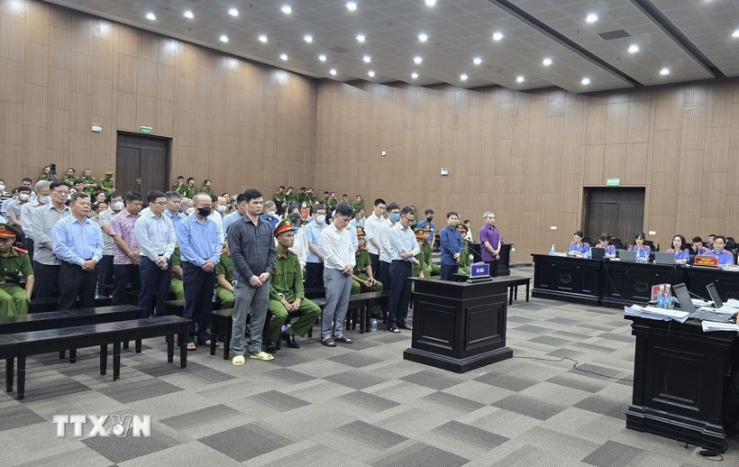 Các bị cáo tại phiên tòa hôm 24/6. (Ảnh: Kim Anh/TTXVN)