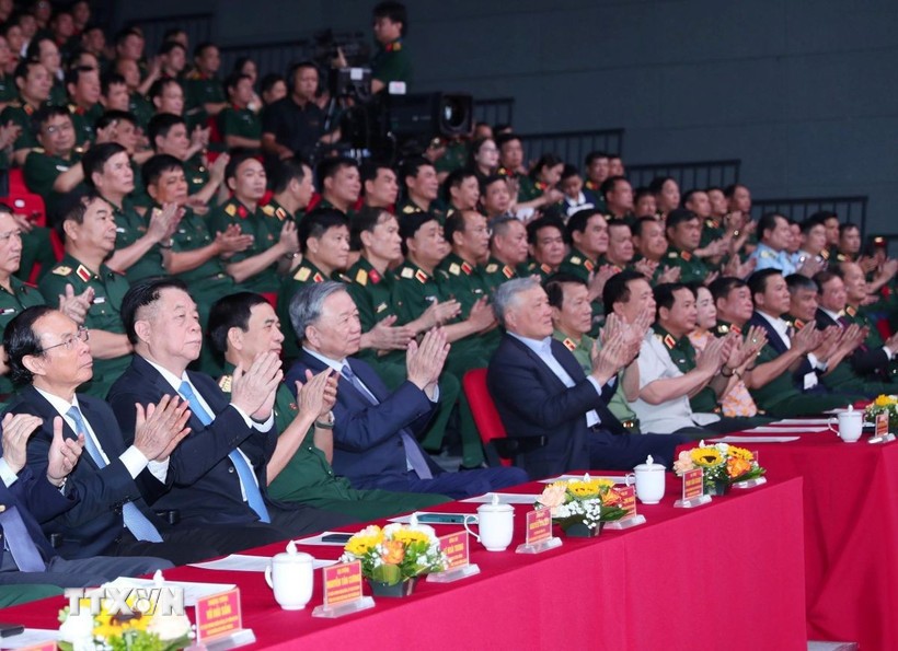 Tổng Bí thư Tô Lâm, các đồng chí lãnh đạo Đảng, Nhà nước, Bộ Quốc phòng tại buổi giao lưu. (Ảnh: Trọng Đức/TTXVN)