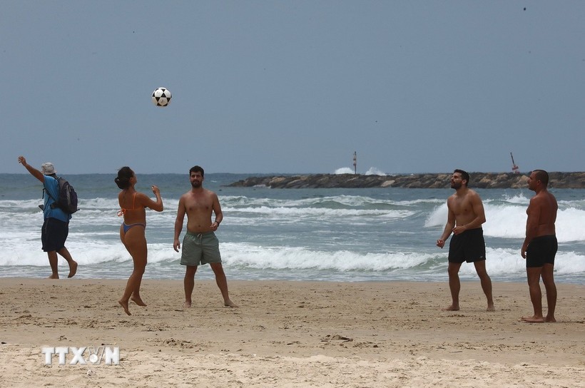 Người dân chơi thể thao trên bãi biển tại Tel Aviv, Israel ngày 24/6, sau khi thỏa thuận ngừng bắn Israel-Iran chính thức có hiệu lực. (Ảnh: THX/TTXVN)