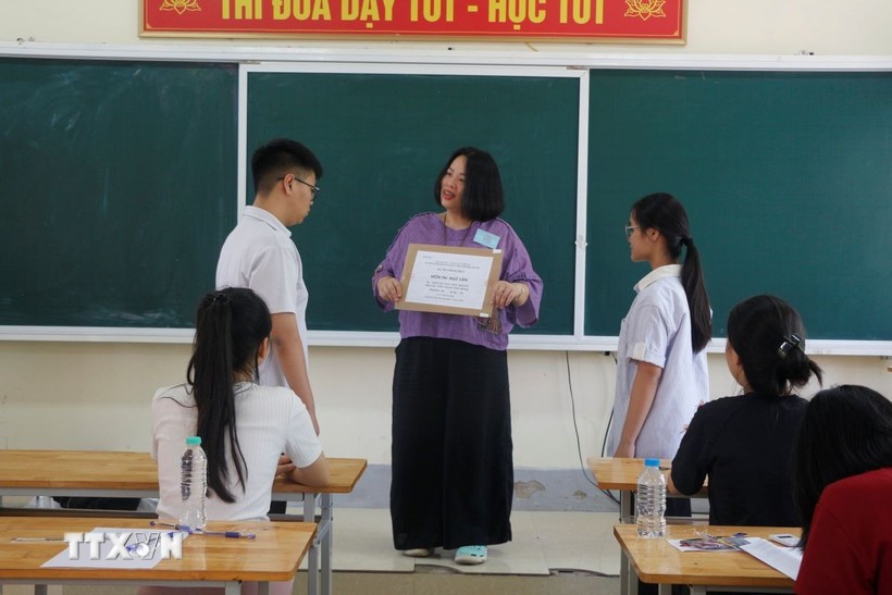 Kiểm tra niêm phong đề thi môn Ngữ Văn Kỳ thi tuyển sinh lớp 10 tại Nghệ An. (Ảnh: Bích Huệ/TTXVN)
