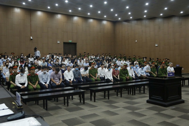 Các bị cáo tại phiên tòa sáng 4/7.
