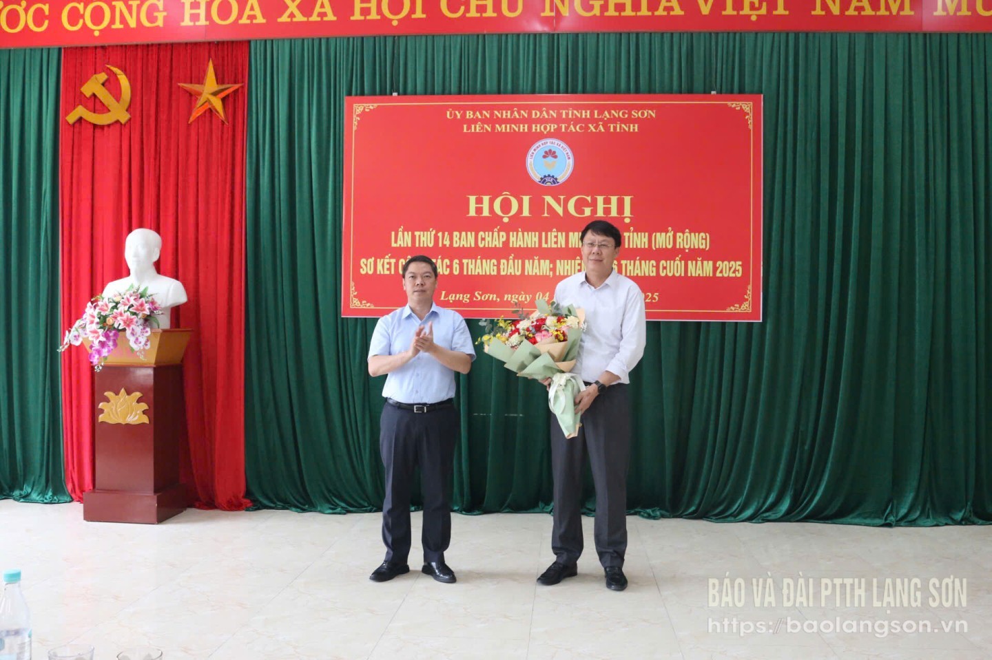 Đồng chí Phó Chủ tịch UBND tỉnh tặng hoa chúc mừng đồng chí tân Phó Chủ tịch Liên minh HTX tỉnh