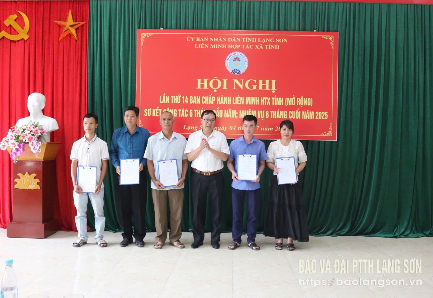 Lãnh đạo Liên minh HTX trao quyết định công nhận thành viên Liên minh HTX tỉnh cho đại diện các HTX
