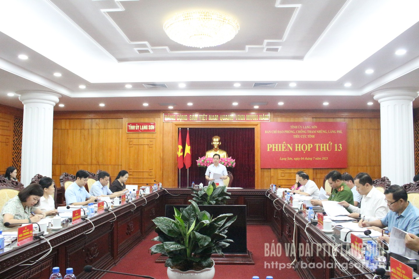 Đồng chí Hoàng Văn Nghiệm, Bí thư Tỉnh ủy, Trưởng BCĐ PCTNLPTC tỉnh; Trưởng Đoàn đại biểu Quốc hội tỉnh phát biểu tại phiên họp
