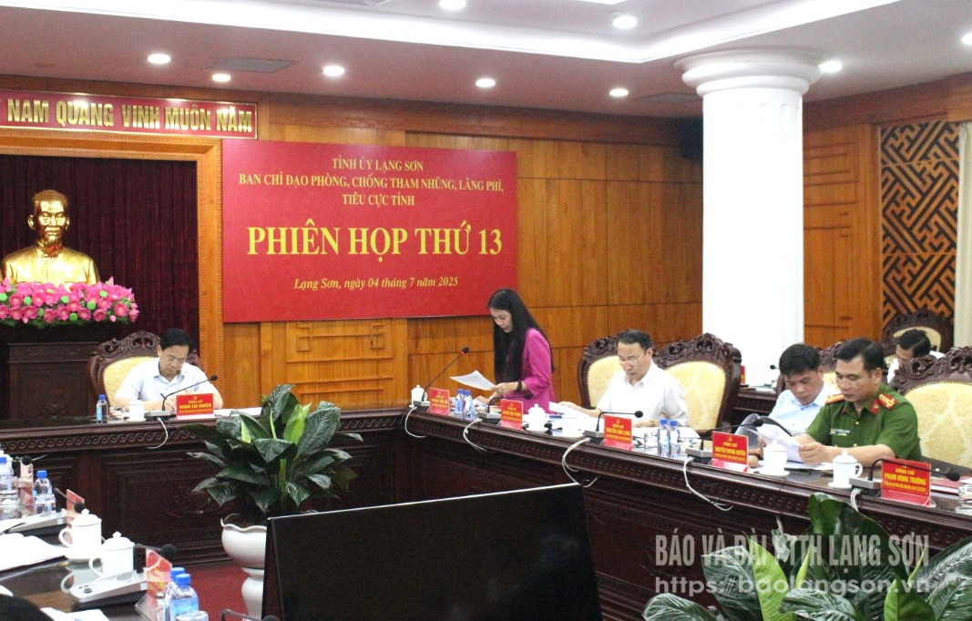 Đồng chí Trưởng Ban Nội chính Tỉnh ủy, Phó Trưởng Ban thường trực BCĐ PCTNLPTC tỉnh thông qua báo cáo kết quả đánh giá công tác PCTNLPTC 6 tháng đầu năm 2025