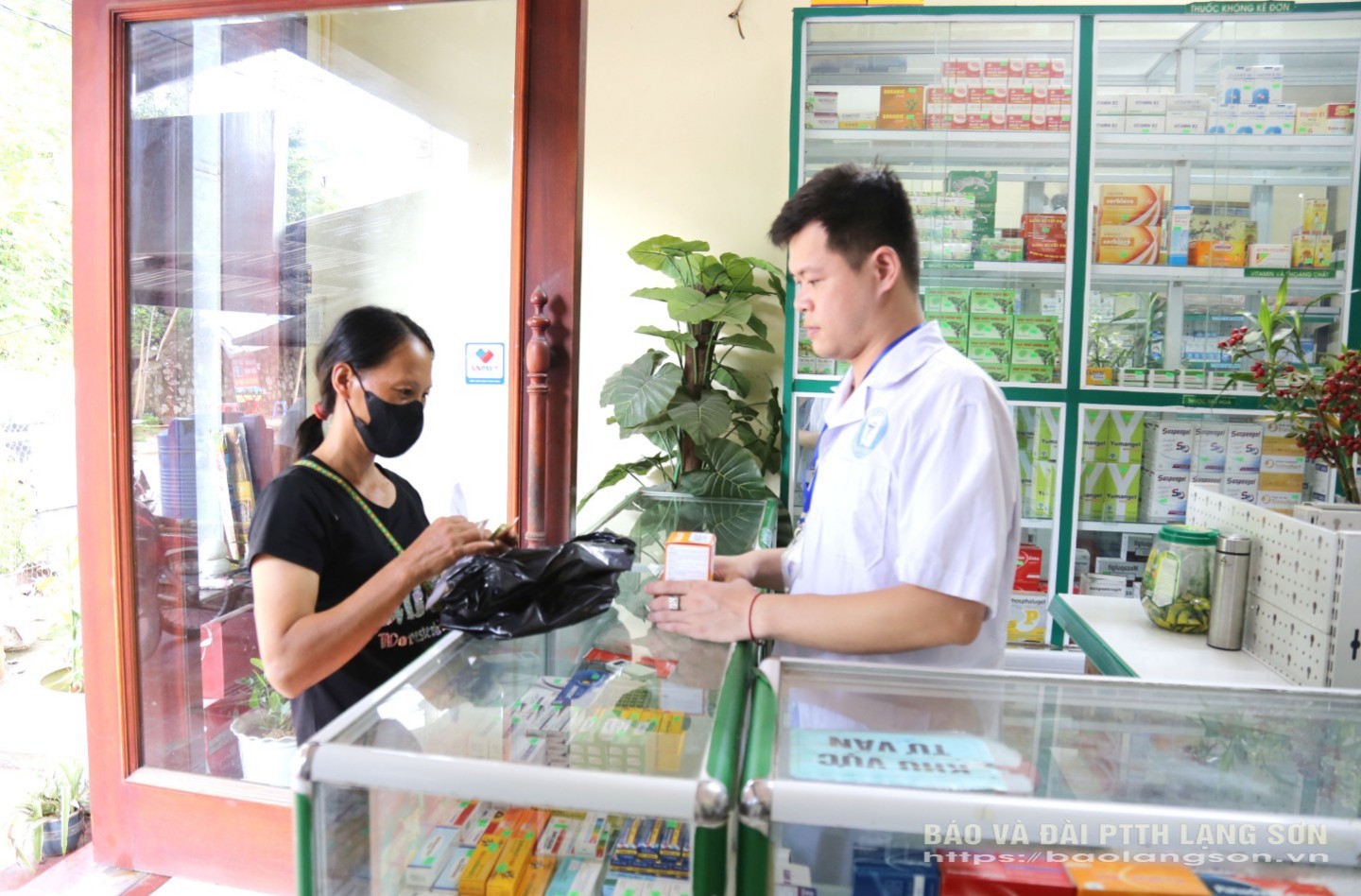 Người dân mua thuốc tại nhà thuốc kinh doanh tại khu vực trước cổng Bệnh viện đa khoa tỉnh Lạng Sơn