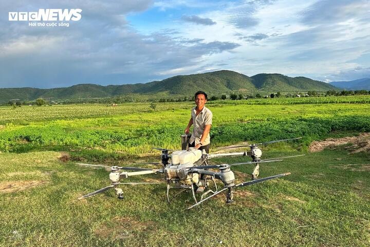 Anh Trần Văn Nghĩa và chiếc máy bay không người lái phục vụ nông nghiệp, có giá trị hàng trăm triệu của gia đình.