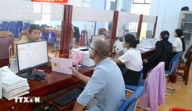 Người dân đến làm các thủ tục hành chính trong ngày 1/7 tại Trung tâm phục vụ hành chính công xã Đức Cơ, tỉnh Gia Lai. (Ảnh: Quang Thái/TTXVN)