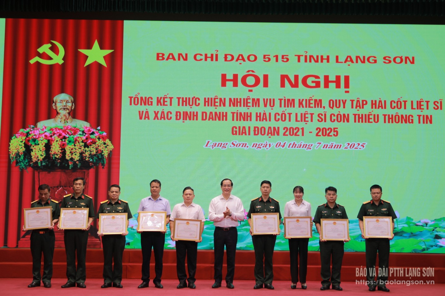 Lãnh đạo UBND tỉnh trao bằng khen cho các tập thể, cá nhân xuất sắc