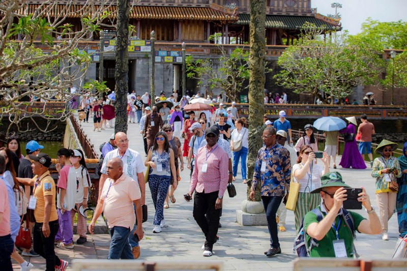 Du khách đến với khu di sản Huế hài lòng khi không có khói thuốc lá.