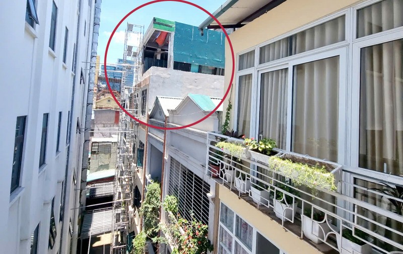 Công trình vi phạm về trật tự xây dựng tại số 3 ngõ 249 Hoàng Quốc Việt (phường Nghĩa Tân, quận Cầu Giấy cũ) kéo dài suốt từ 2022 đến nay nhưng giải quyết chưa đúng như quyết định cưỡng chế xử phạt ban hành từ 2/2023 khiến dư luận bức xúc.