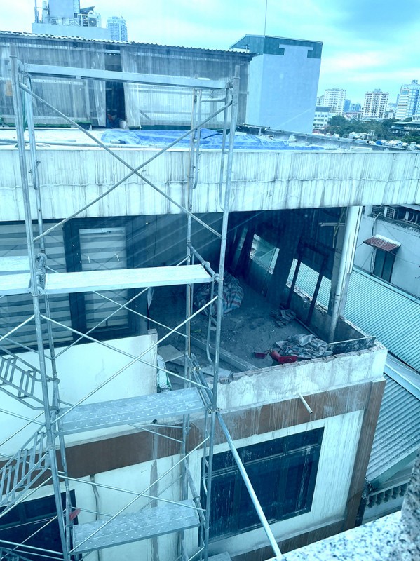 Công trình xây dựng trái phép là diện tích 2,5 tầng của căn hộ số 3, ngõ 249 Hoàng Quốc Việt.