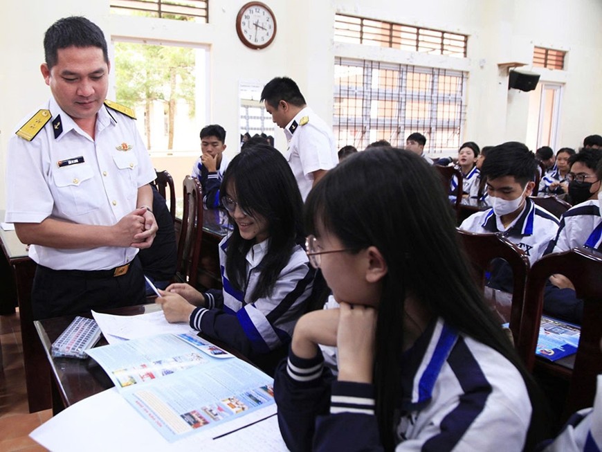 Cán bộ Lữ đoàn 162 (Vùng 4 Hải quân) phát tờ rơi tuyên truyền về biển, đảo cho học sinh Trường THPT Bùi Thị Xuân (tỉnh Lâm Đồng), tháng 5-2025.