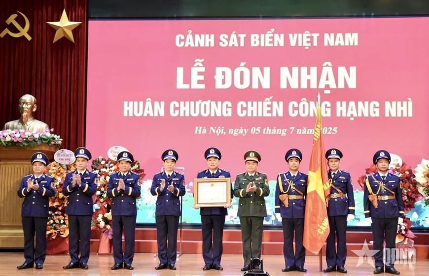 Thừa ủy quyền của Chủ tịch nước, Thượng tướng Hoàng Xuân Chiến trao Huân chương Chiến công hạng Nhì tặng Cảnh sát biển Việt Nam.