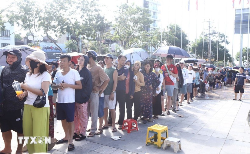 Rất đông người dân xếp hàng mua vé xem trận chung kết bóng chuyền VTV Cup 2025. (Ảnh: Nguyễn Thảo/TTXVN)