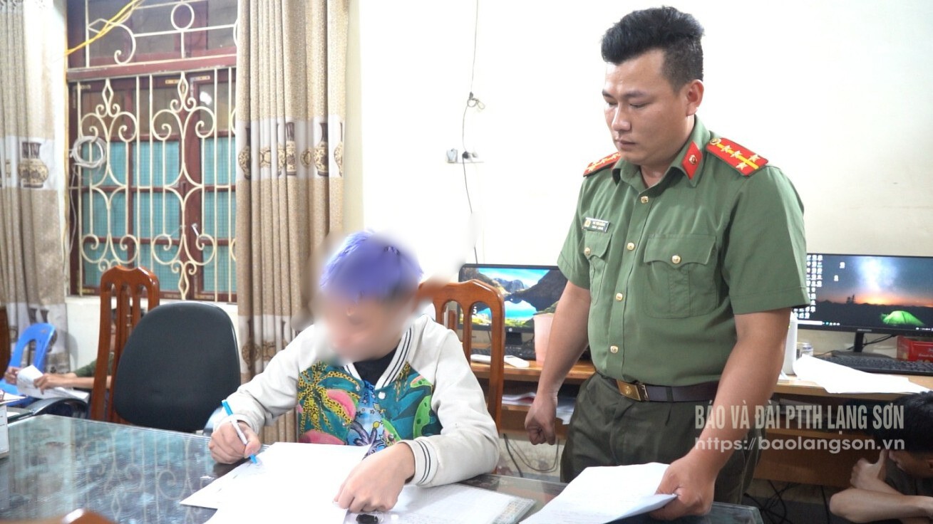 Công an xã Na Sầm lấy lời khai của đối tượng