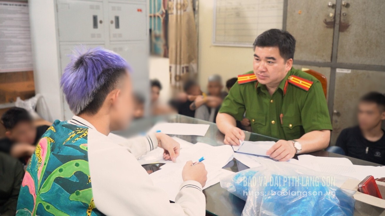  Công an xã Na Sầm lấy lời khai của đối tượng