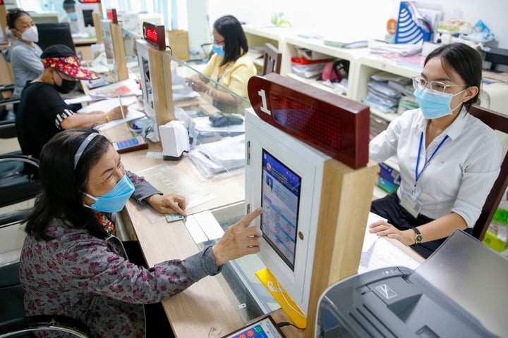 Người dân đánh giá sự hài lòng đối với cán bộ giải quyết hồ sơ tại trung tâm hành chính.