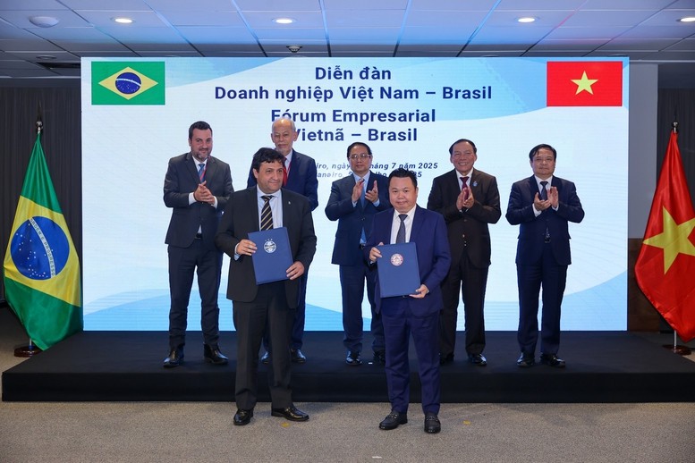 Thủ tướng Phạm Minh Chính và các đại biểu chứng kiến lễ trao hợp đồng giữa CLB bóng đá TPHCM và CLB bóng đá Gremio đào tạo cầu thủ bóng đá trẻ trong thời hạn 3 năm - Ảnh: VGP/Nhật Bắc