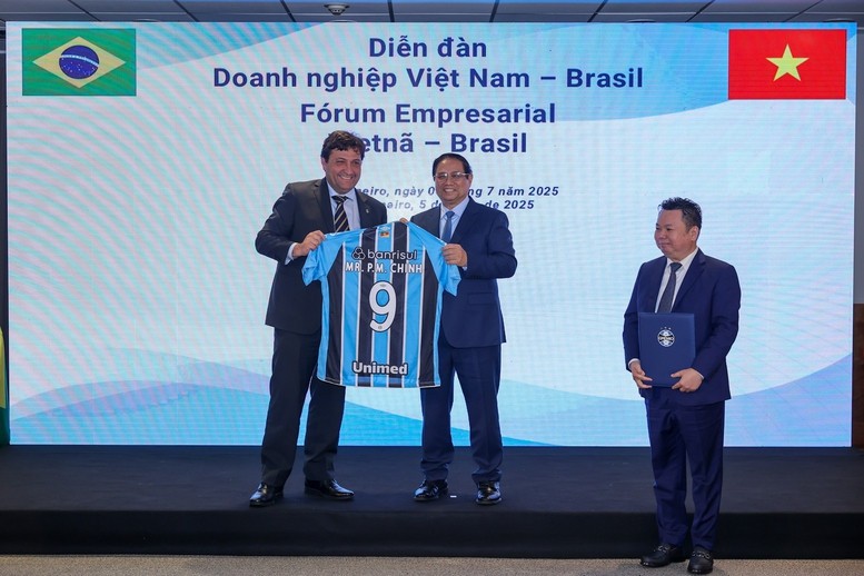 Lãnh đạo CLB bóng đá Gremio tặng Thủ tướng Phạm Minh Chính quà lưu niệm - Ảnh: VGP/Nhật Bắc