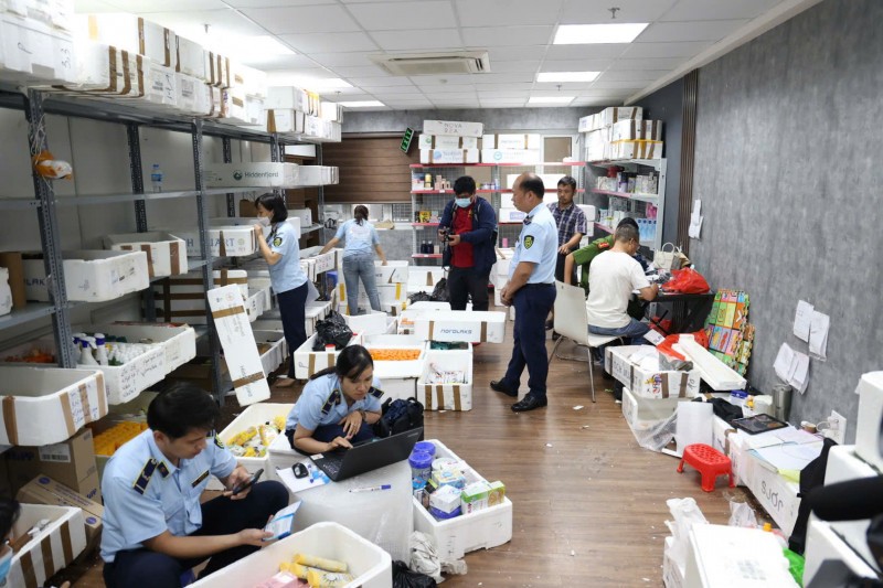 Lực lượng chức năng phát hiện hàng nghìn sản phẩm thời trang giả mạo các nhãn hiệu nổi tiếng.