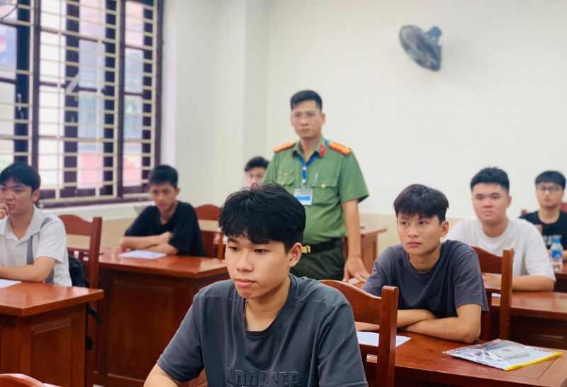 Thí sinh tập trung làm thủ tục đăng ký tham dự Kỳ thi đánh giá của Bộ Công an năm 2025. Ảnh minh họa