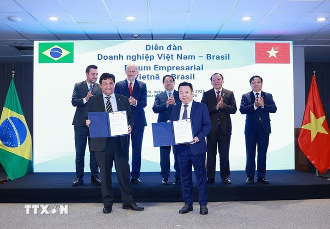 Thủ tướng Phạm Minh Chính chứng kiến trao Thoả thuận giữa Câu lạc bộ Bóng đá Thành phố Hồ Chí Minh và Câu lạc bộ Gremio Brasil. (Ảnh: Dương Giang/TTXVN)