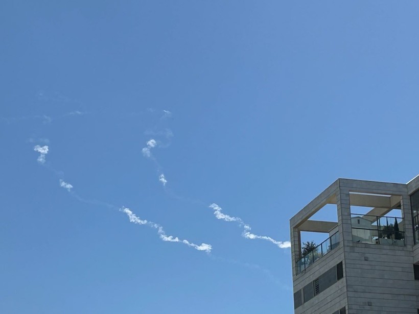 Vệt khói trên bầu trời thành phố Modiin, Israel sau khi hệ thống phòng không nước này đánh chặn tên lửa từ Yemen, ngày 27/3/2025. (Ảnh: THX/TTXVN)