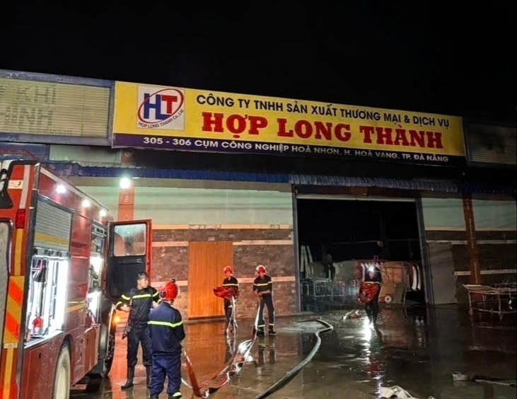 Lực lượng chức năng triển khai chữa cháy tại hiện trường. (Ảnh: TTXVN phát)