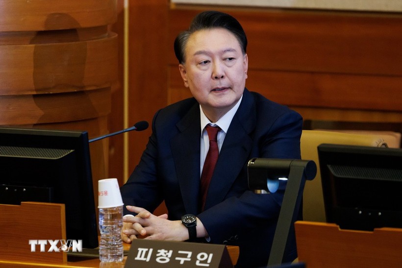 Cựu Tổng thống Hàn Quốc Yoon Suk Yeol tại một phiên điều trần ở Seoul. (Ảnh: THX/TTXVN)