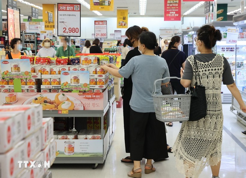 Người tiêu dùng mua sắm tại siêu thị ở Seoul, Hàn Quốc. (Ảnh: Yonhap/TTXVN)