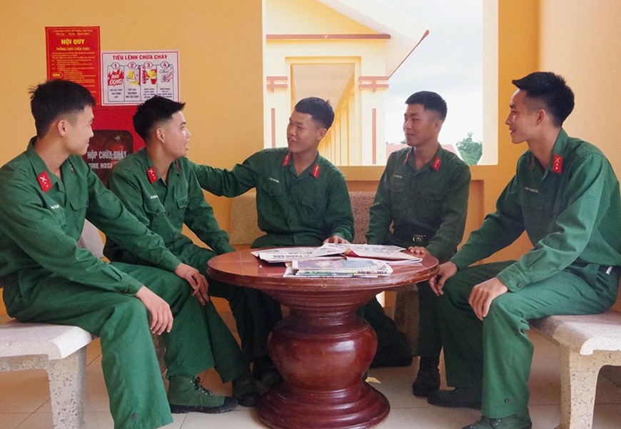 Chiến sĩ trẻ Đại đội 15, Trung đoàn 2 trò chuyện trong giờ nghỉ.