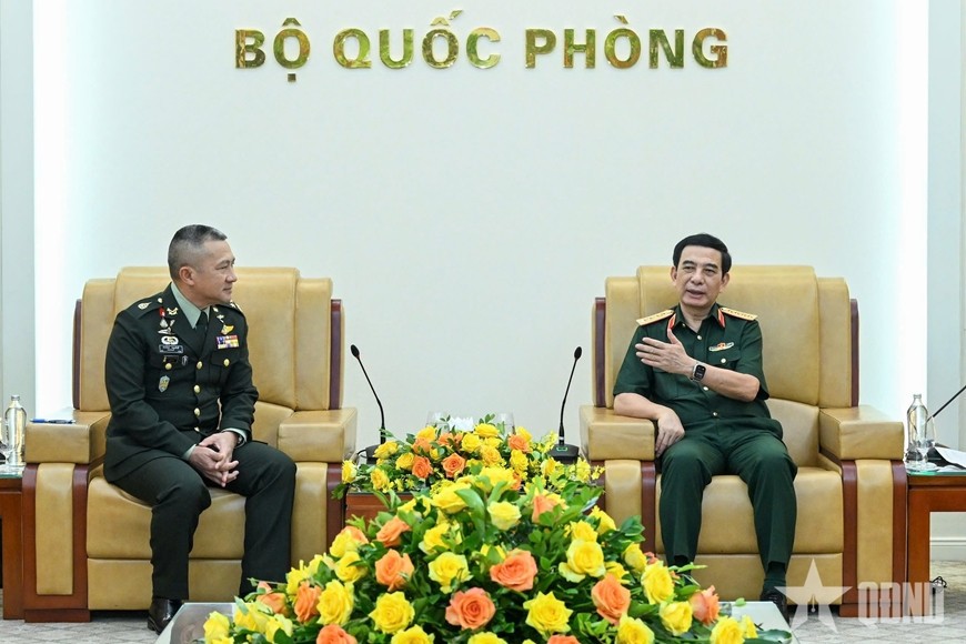 Đại tướng Phan Văn Giang trao đổi với Đại tướng Songwit Noonpackdee tại buổi tiếp. Ảnh: VIỆT TRUNG