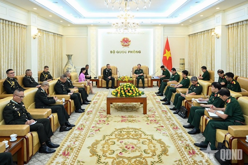 Đại tướng Phan Văn Giang, Đại tướng Songwit Noonpackdee và các đại biểu tại buổi tiếp. Ảnh: VIỆT TRUNG