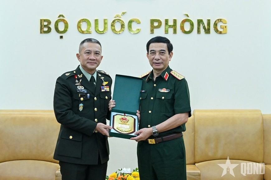 Đại tướng Phan Văn Giang trao quà lưu niệm tặng Đại tướng Songwit Noonpackdee. Ảnh: VIỆT TRUNG
