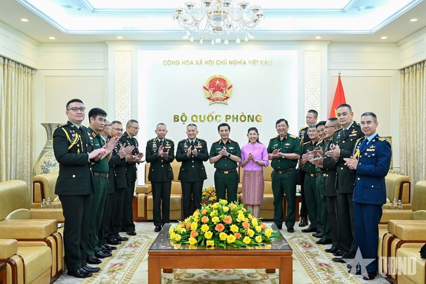 Đại tướng Phan Văn Giang, Đại tướng Songwit Noonpackdee chụp ảnh lưu niệm với các đại biểu. Ảnh: VIỆT TRUNG