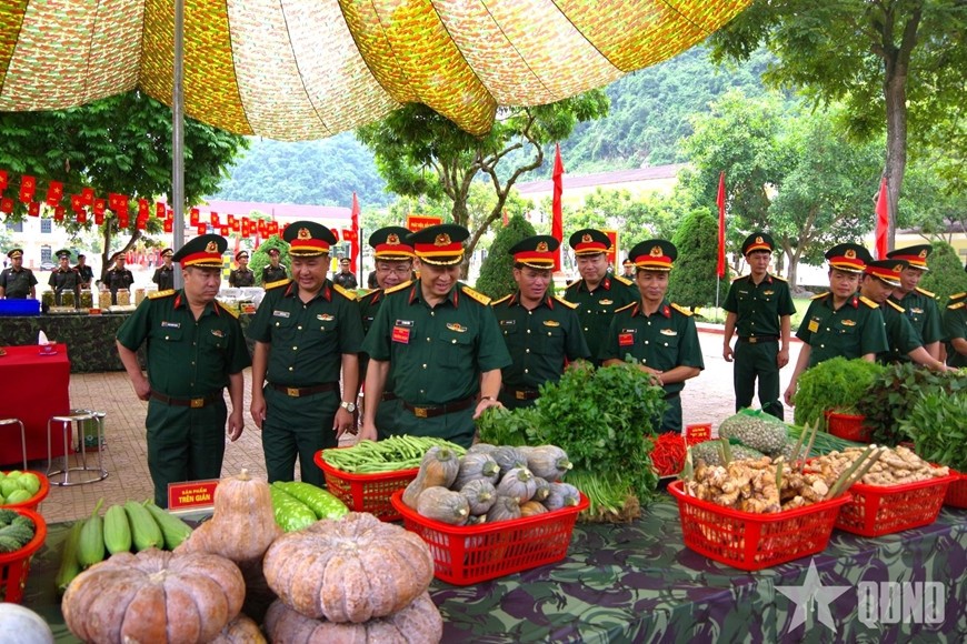Đoàn công tác Quân khu 2 kiểm tra các sản phẩm trưng bày tham gia Hội thi “Xây dựng đơn vị nuôi quân giỏi, quản lý quân nhu tốt” tại Trung đoàn 754, Bộ CHQS tỉnh Sơn La.
