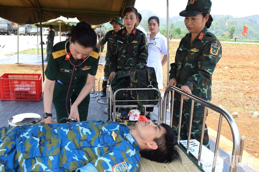 Chăm sóc sức khỏe lực lượng tham gia diễu binh, diễu hành kỷ niệm 70 năm Chiến thắng Điện Biên Phủ dừng nghỉ trên địa bàn tỉnh Sơn La.