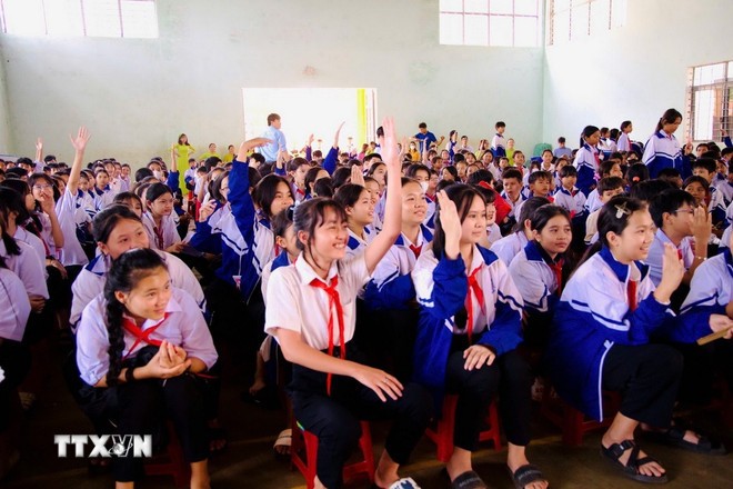 Các em học sinh tham gia sự kiện truyền thông “Nắng cao nguyên,” khơi dậy ước mơ và tự tin cho phụ nữ dân tộc thiểu số. (Ảnh: TTXVN phát)