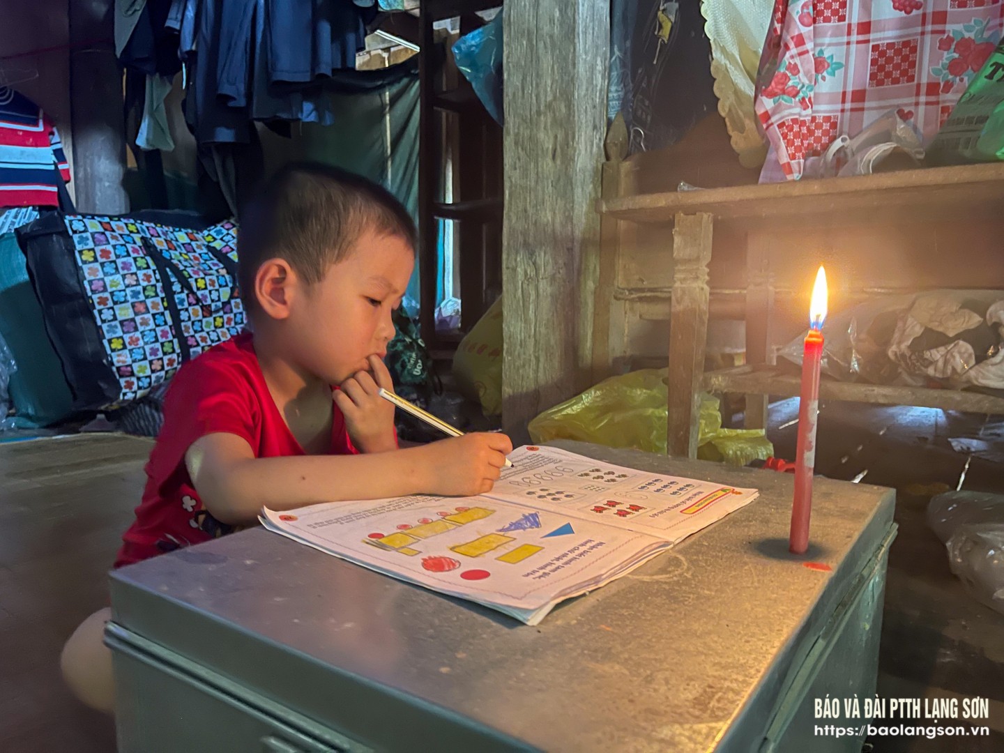 Do điện yếu ánh sáng không ổn định khiến việc học tập của các em học sinhbị ảnh hưởng