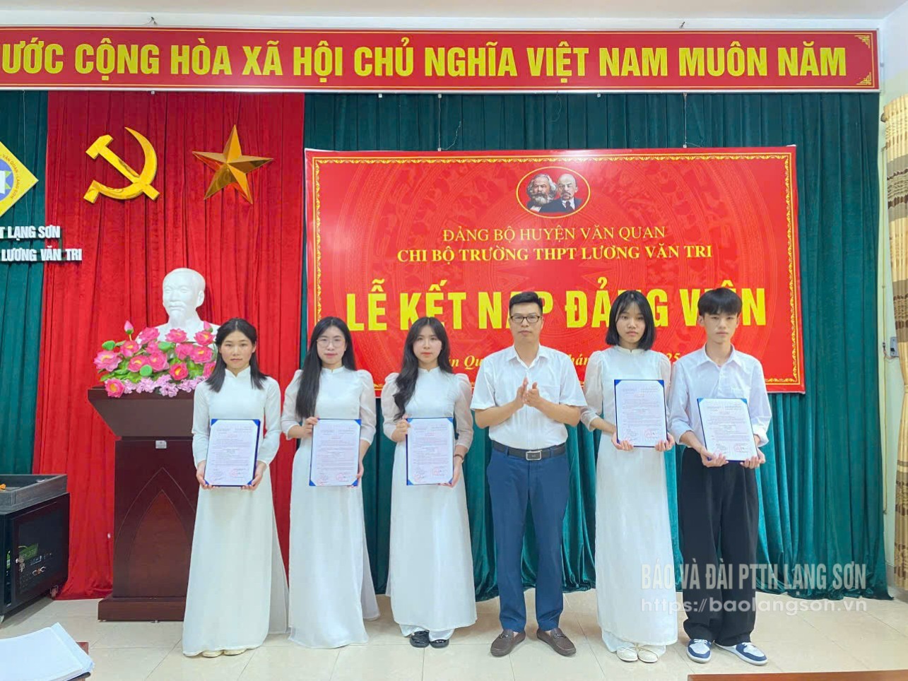 Đồng chí Bí thư Chi bộ Trường THPT Lương Văn Tri, xã Văn Quan trao Quyết định kết nạp đảng cho các đảng viên nhân kỷ niệm 135 năm Ngày sinh Chủ tịch Hồ Chí Minh (Ảnh chụp ngày 19/5/2025)