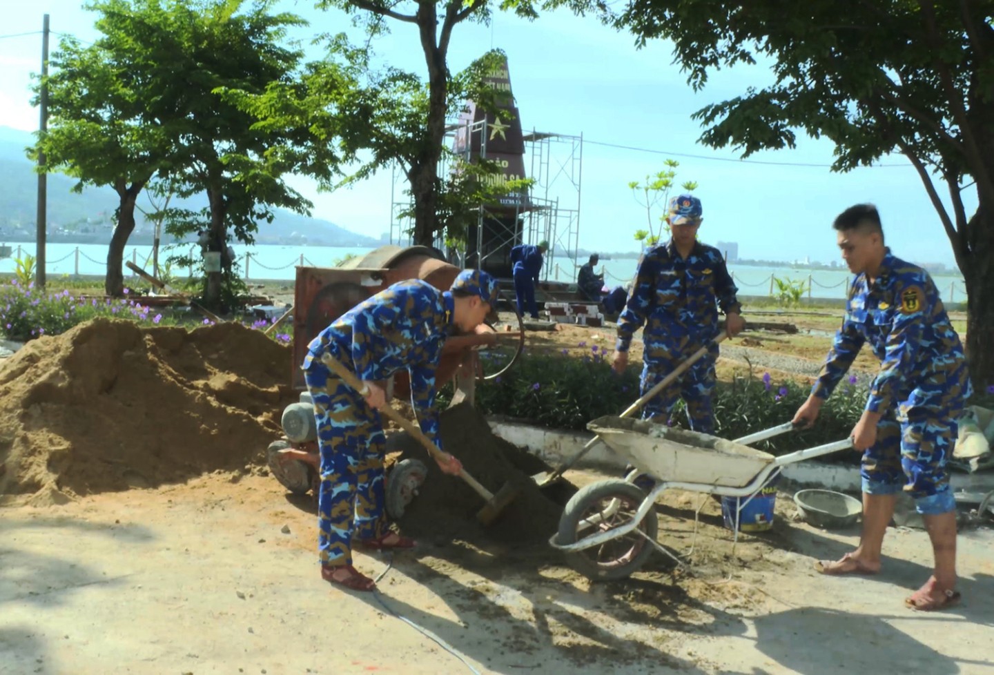 Cán bộ, chiến sĩ xây dựng công trình cột mốc chủ quyền đảo Trường Sa 