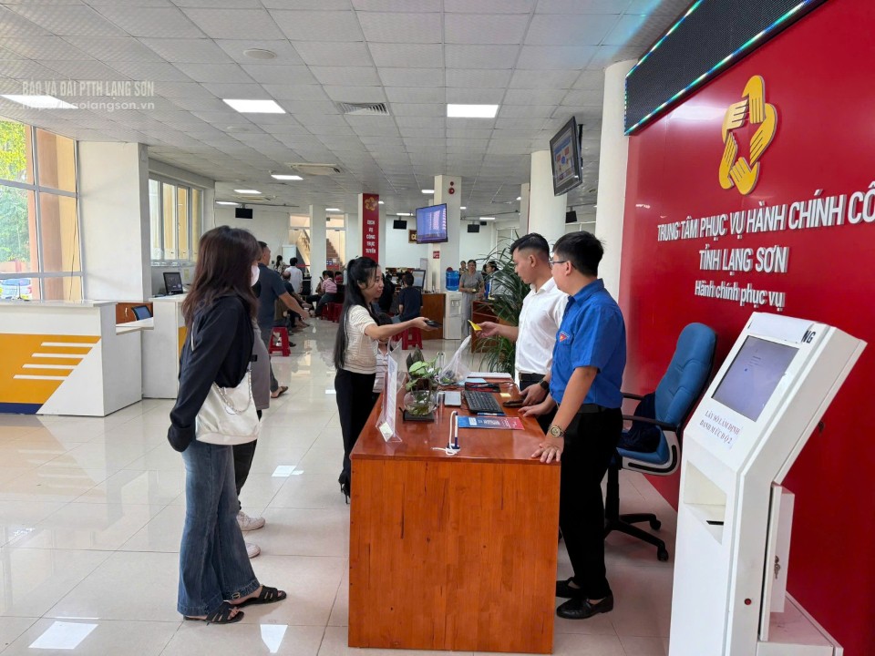 Thanh niên Đoàn khối các cơ quan UBND tỉnh đón tiếp người dân đến làm thủ tục hành chính tại Trung tâm phục vụ hành chính công cấp tỉnh