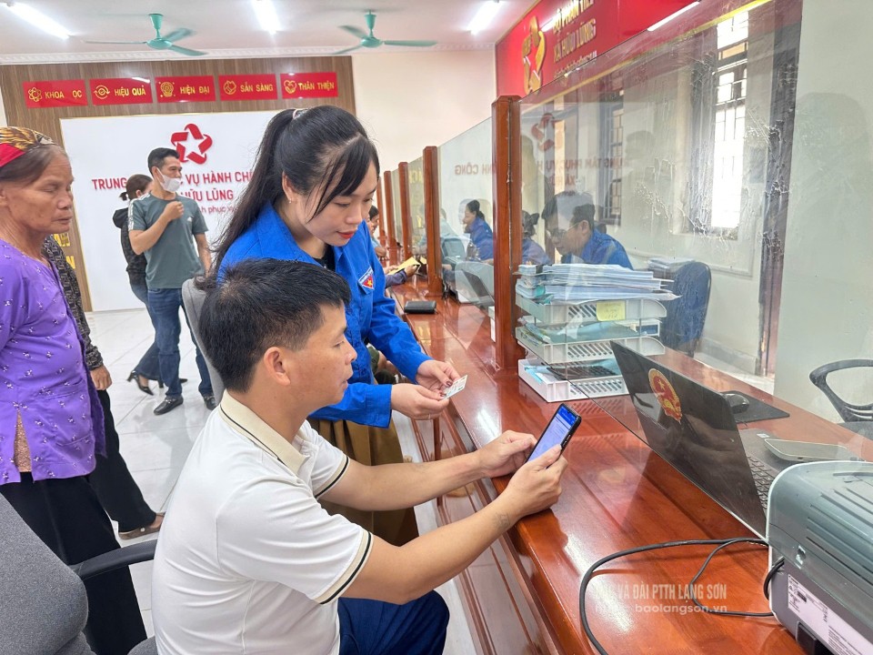 Thanh niên xã Hữu Lũng hỗ trợ người dân thực hiện thủ tục hành chính trên môi trường điện tử